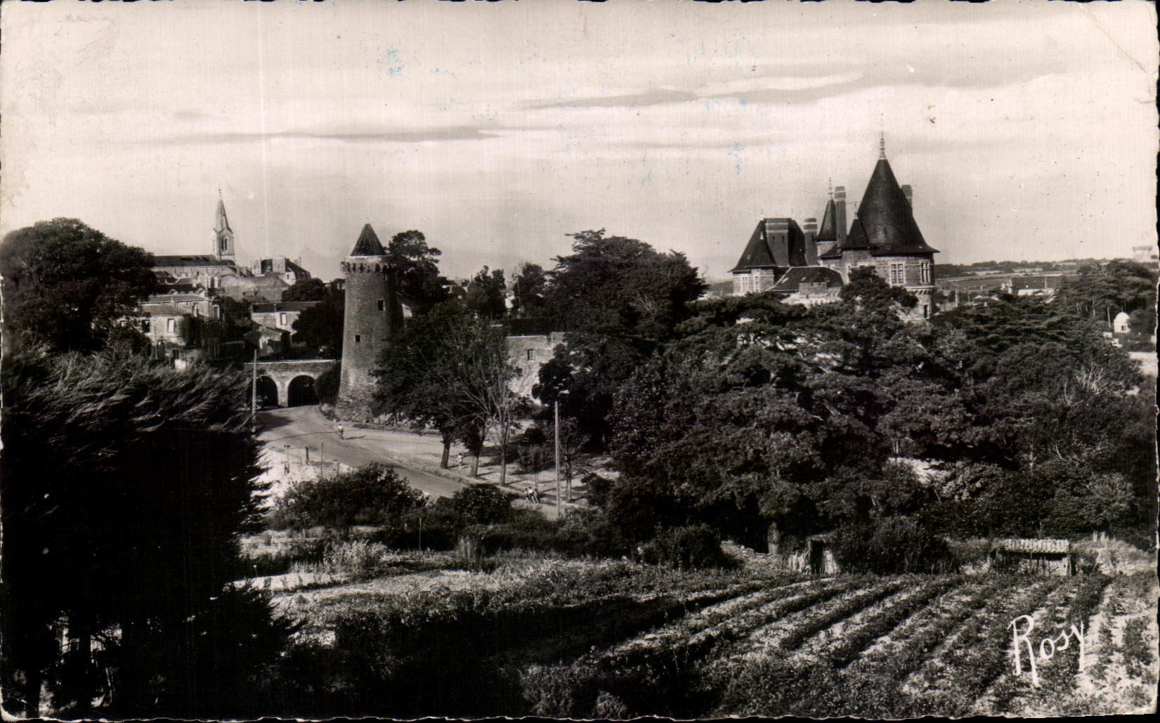 CPA Pornic Vue Sur Le Chateau Et l'eglise