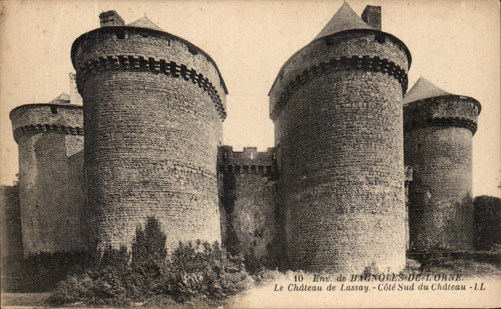 CPA Env de Bagnoles De L'Orne Le Chateau de Lassay Cote Sud du Chateau