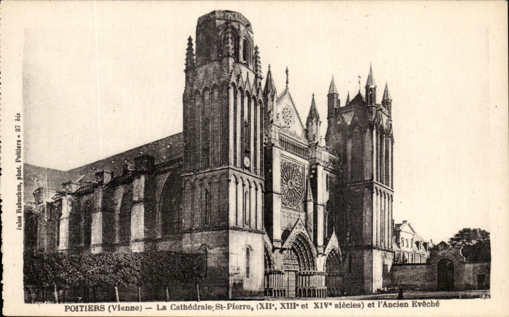 CPA Poitiers La Cathedrale St Plerre et l'Ancien Eveche