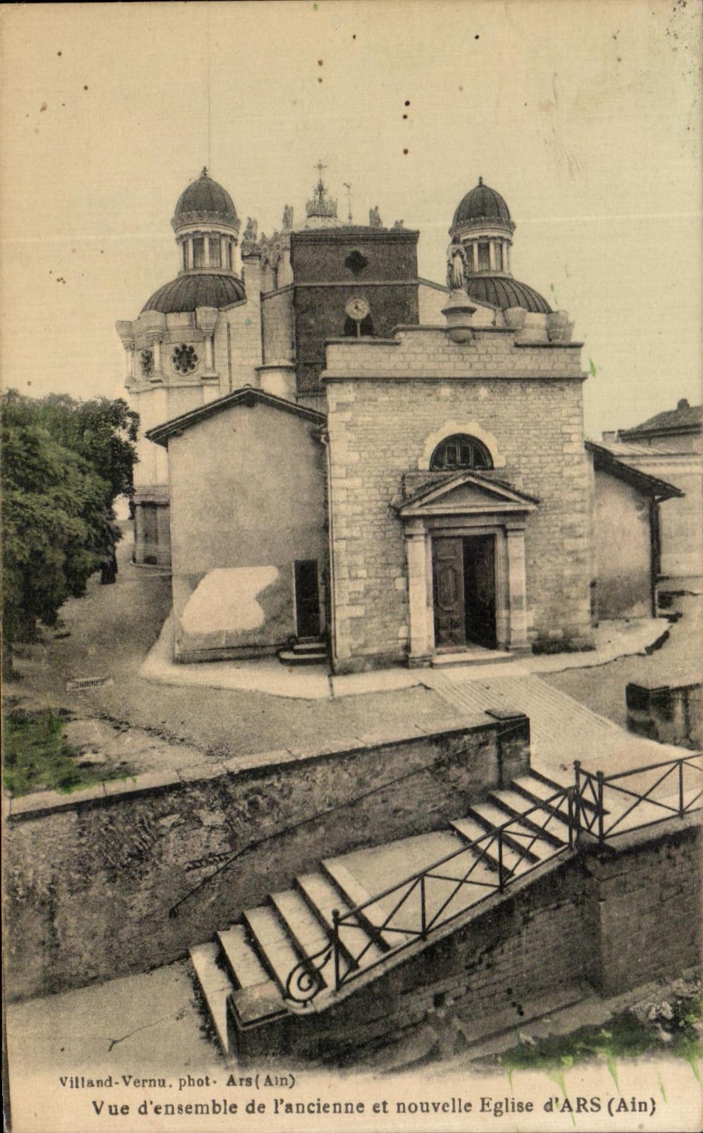 CPA Ars Vue d'ensemble de I'Ancienne et nouvelle Eglise d'Ars