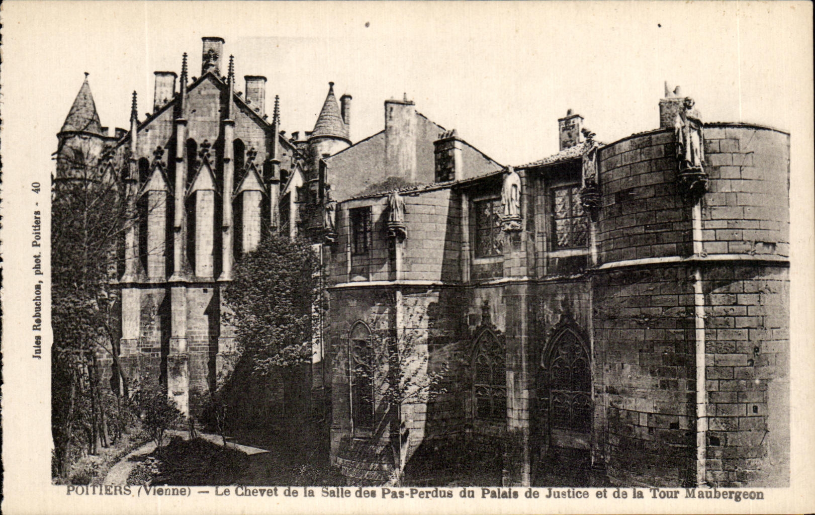 CPA Poitiers Le Chevet de la Salle des Pas Perdus du Palais de Justice et de la Tour Maubergeon