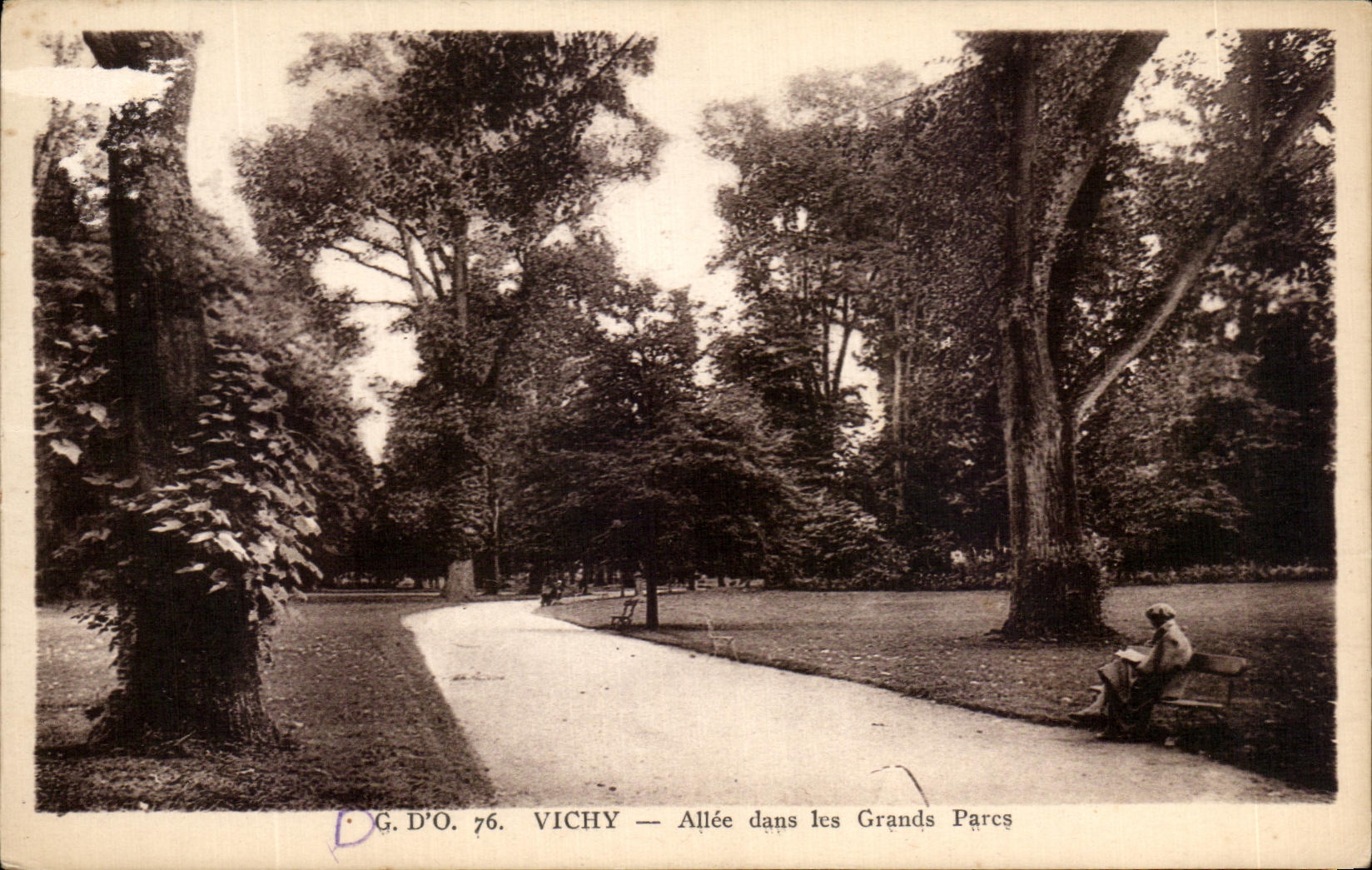 CPA Vichy Allee dans les Grands Parcs