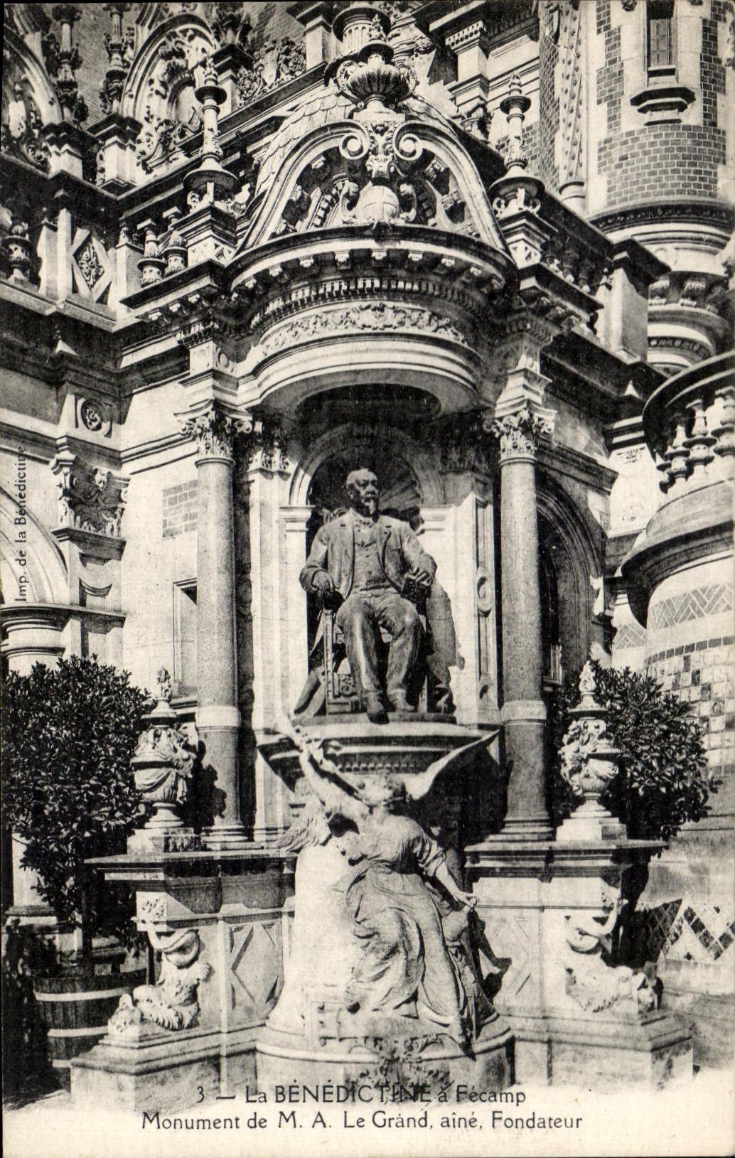 CPA Le Benedictine Fecamp Monument de M A le Grand Aine Fondateur