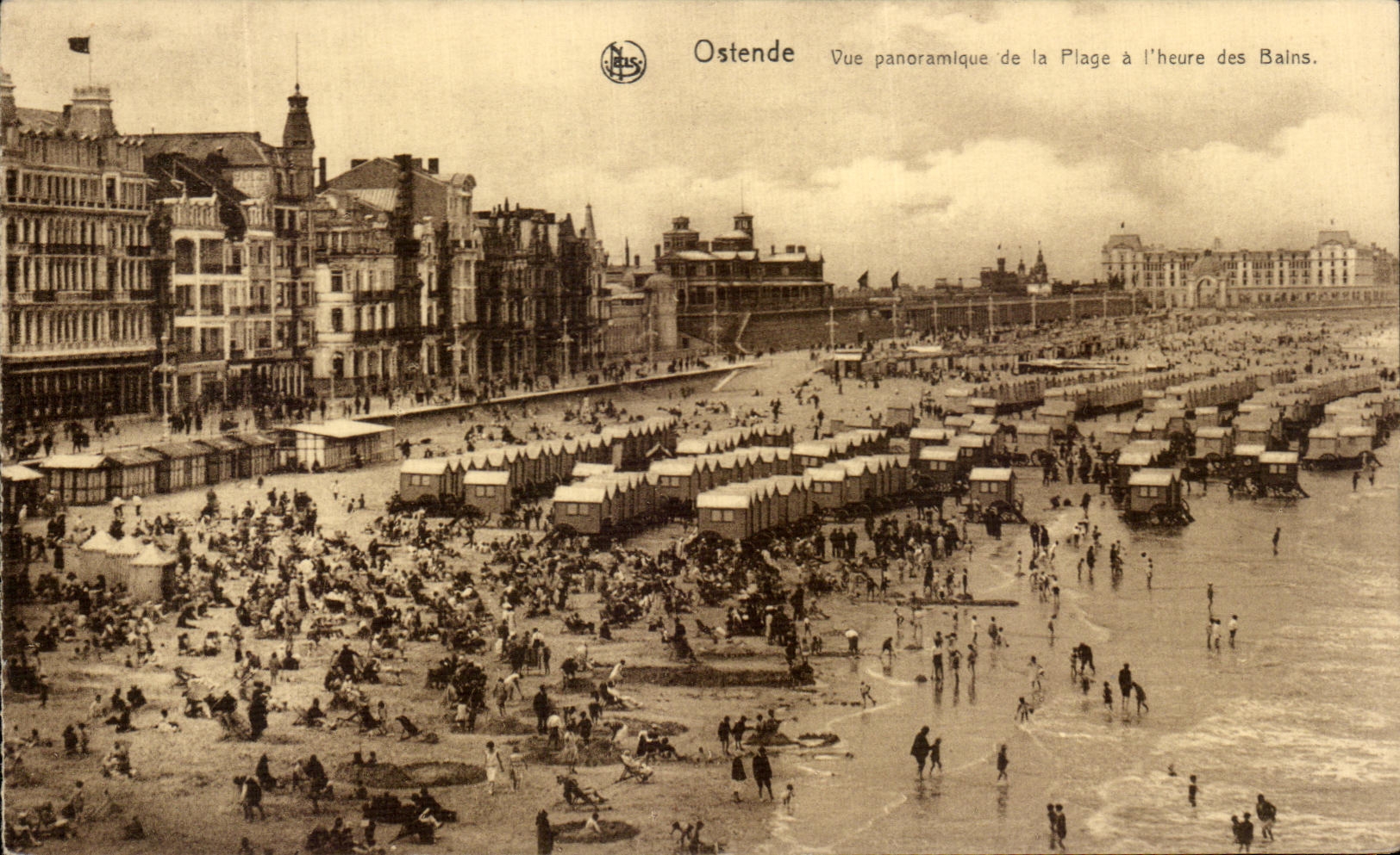 CPA Ostende Vue panoramique de la Plage a l'Heure des bains