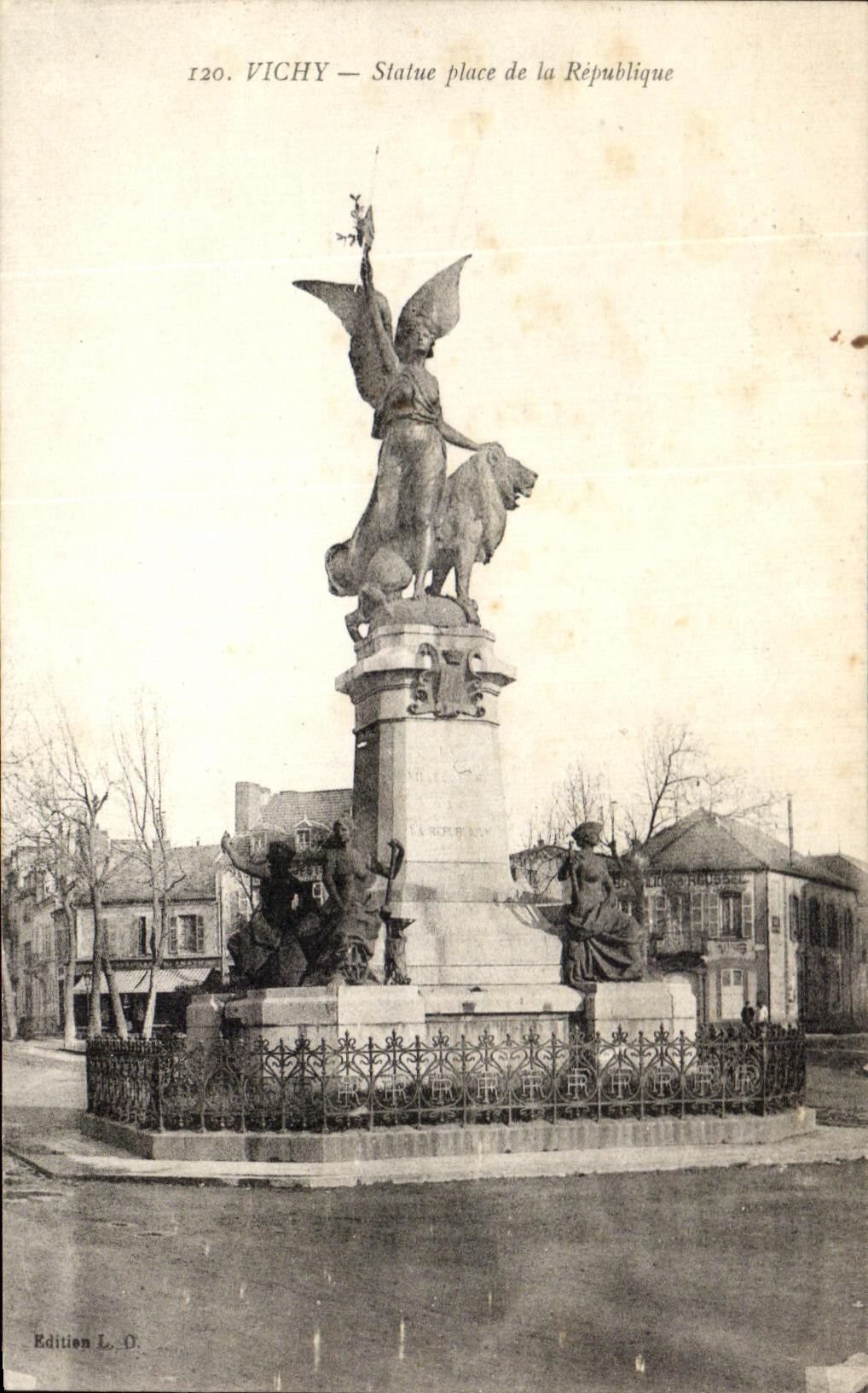 CPA Vichy Statue Place de la Republique
