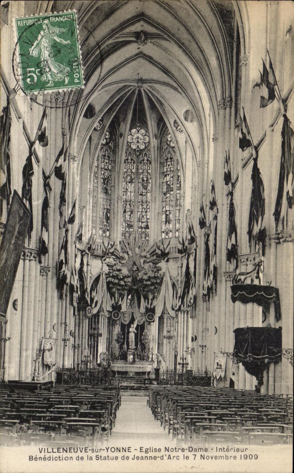 CPA Villeneuve sur Yonne Eglise Notre Dame Interieur Benediction de la statue de Jeanne d'arc le 7 novembre 1909