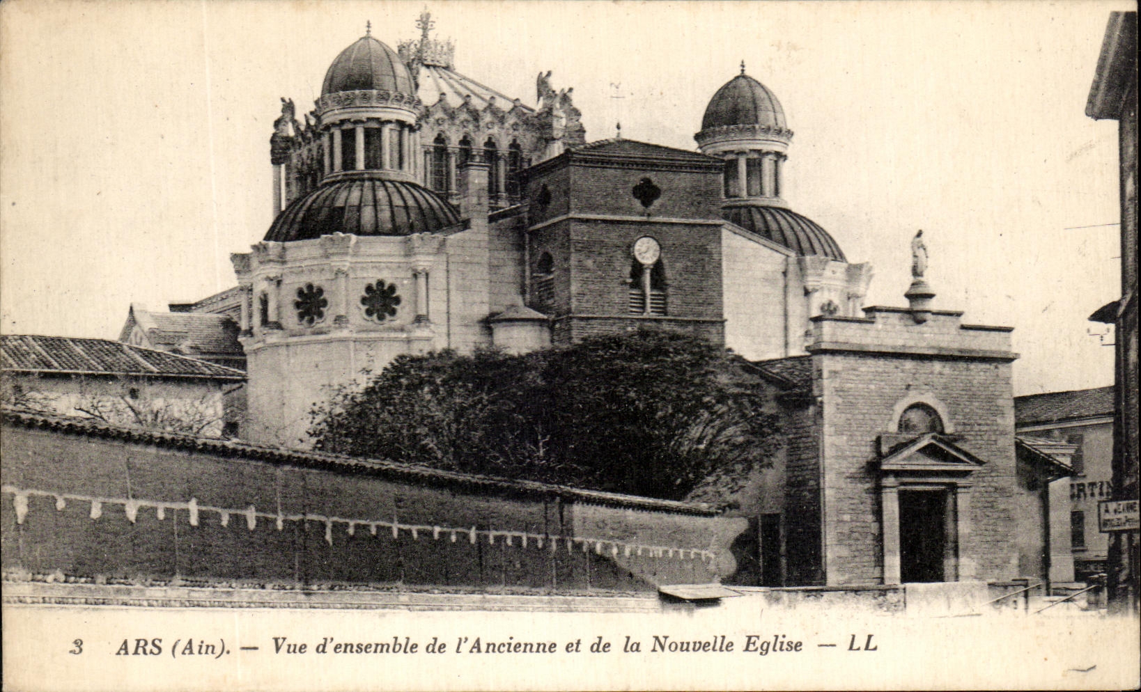 CPA Ars Vue d'ensemble de l'Ancienne et de la Nouvelle Eglise