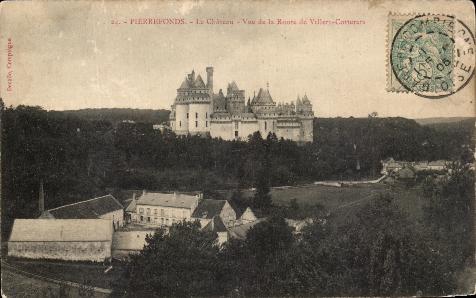 CPA Pierrefonds Le Chateau Vue de la Route de Villers Cotterets