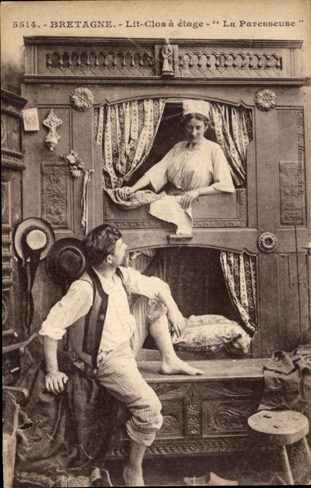 CPA Bretagne Lit Clos a Etage La Paresseuse Folklore Costume