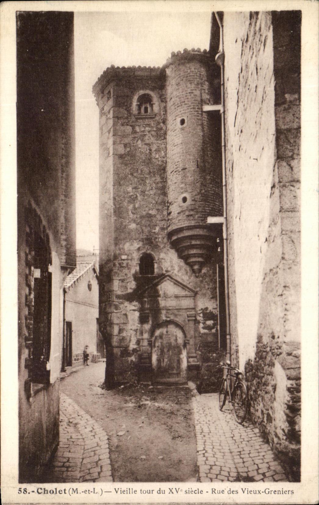 CPA Cholet Vieille tour du Rue des Vieux Greniers