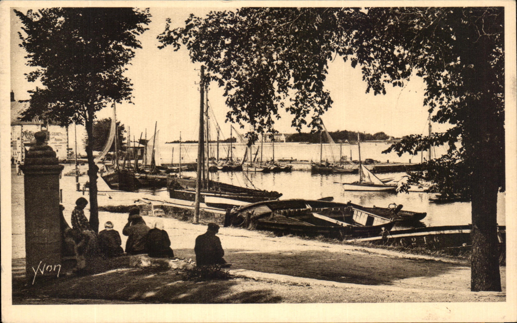 CPA La Douce France Le Croisic Le Port Vu Du Jardin Bateaux