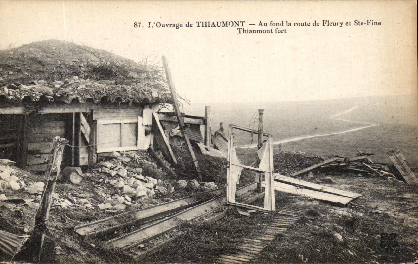 CPA l'Ouvrage de Thaumont Au fond la route de Fleury et Ste Fine Militaria