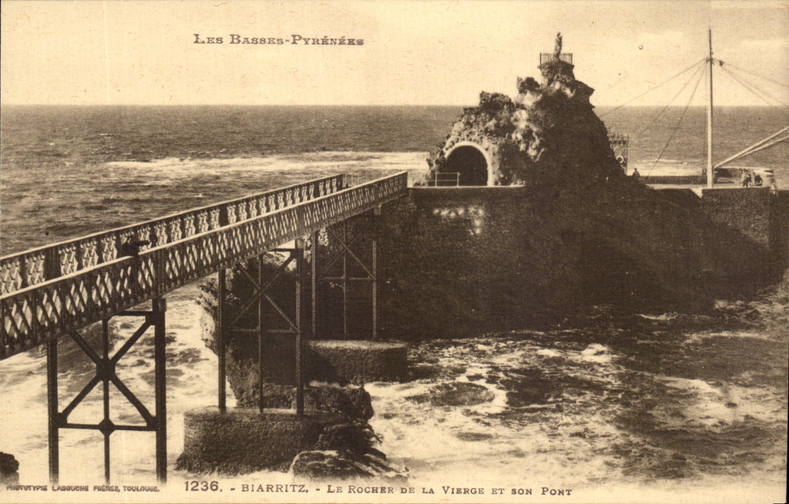 CPA Biarritz Le Rocher De La Vierge Et Son Port