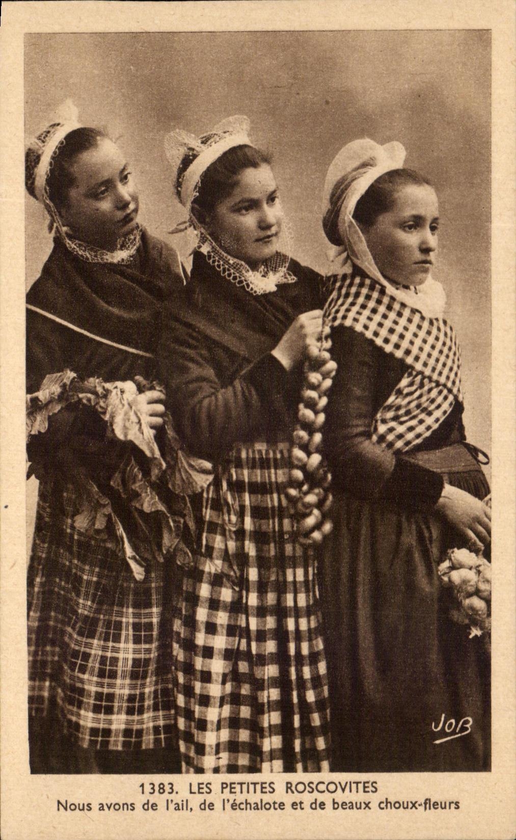 CPA Les Petites Roscovites Nous Avons De l'Ail De l'Echalote Et De Beaux Choux Fleurs Folklore Costume