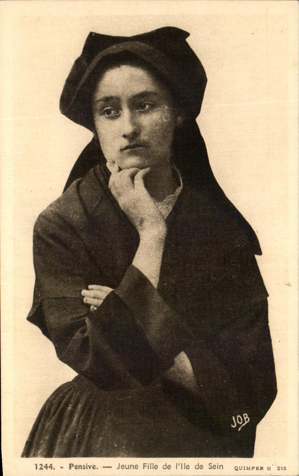 CPA Pensive Jeune Fille De l'Ile De Sein Folklore Costume