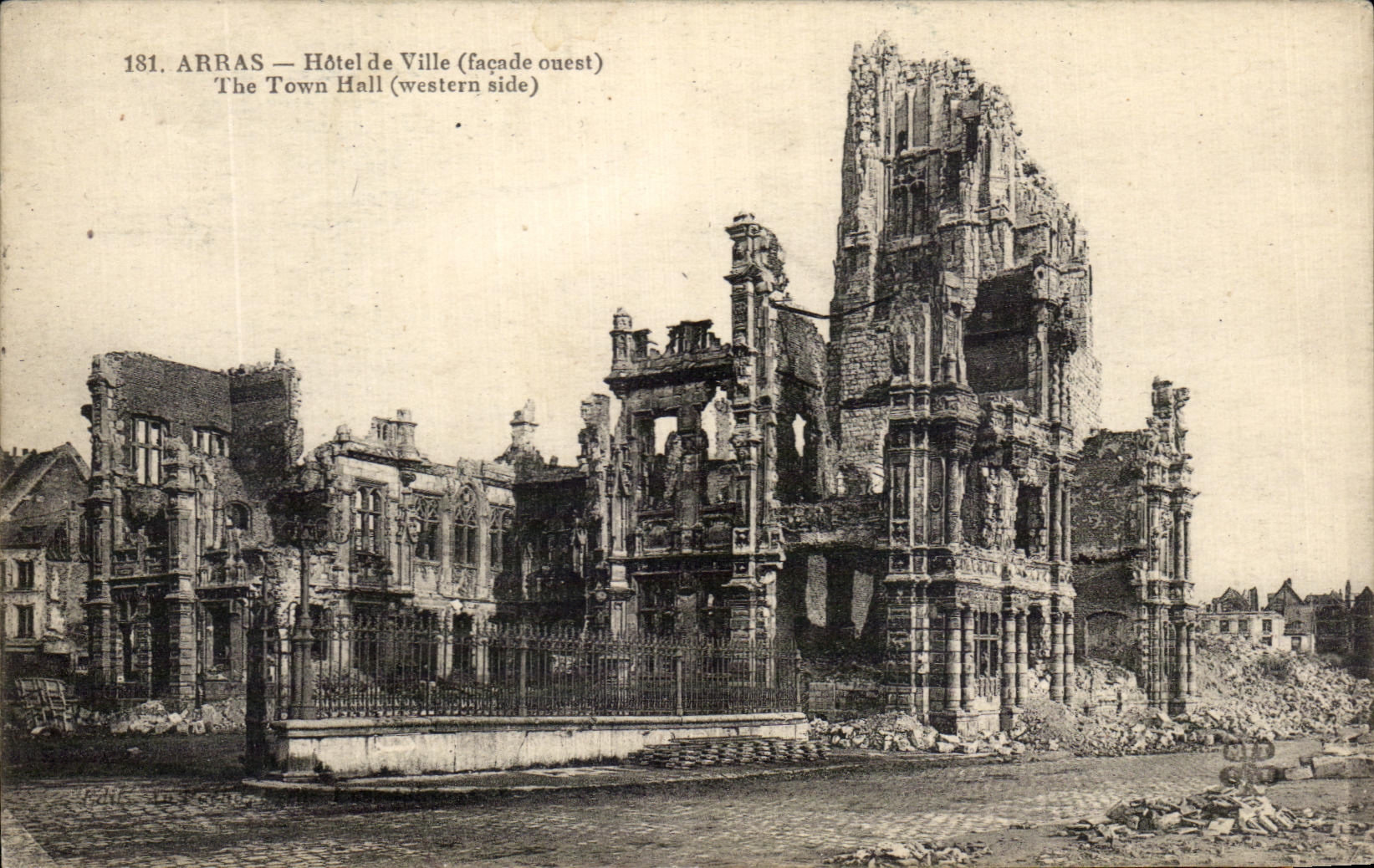 CPA Arras Hotel de Ville Militaria
