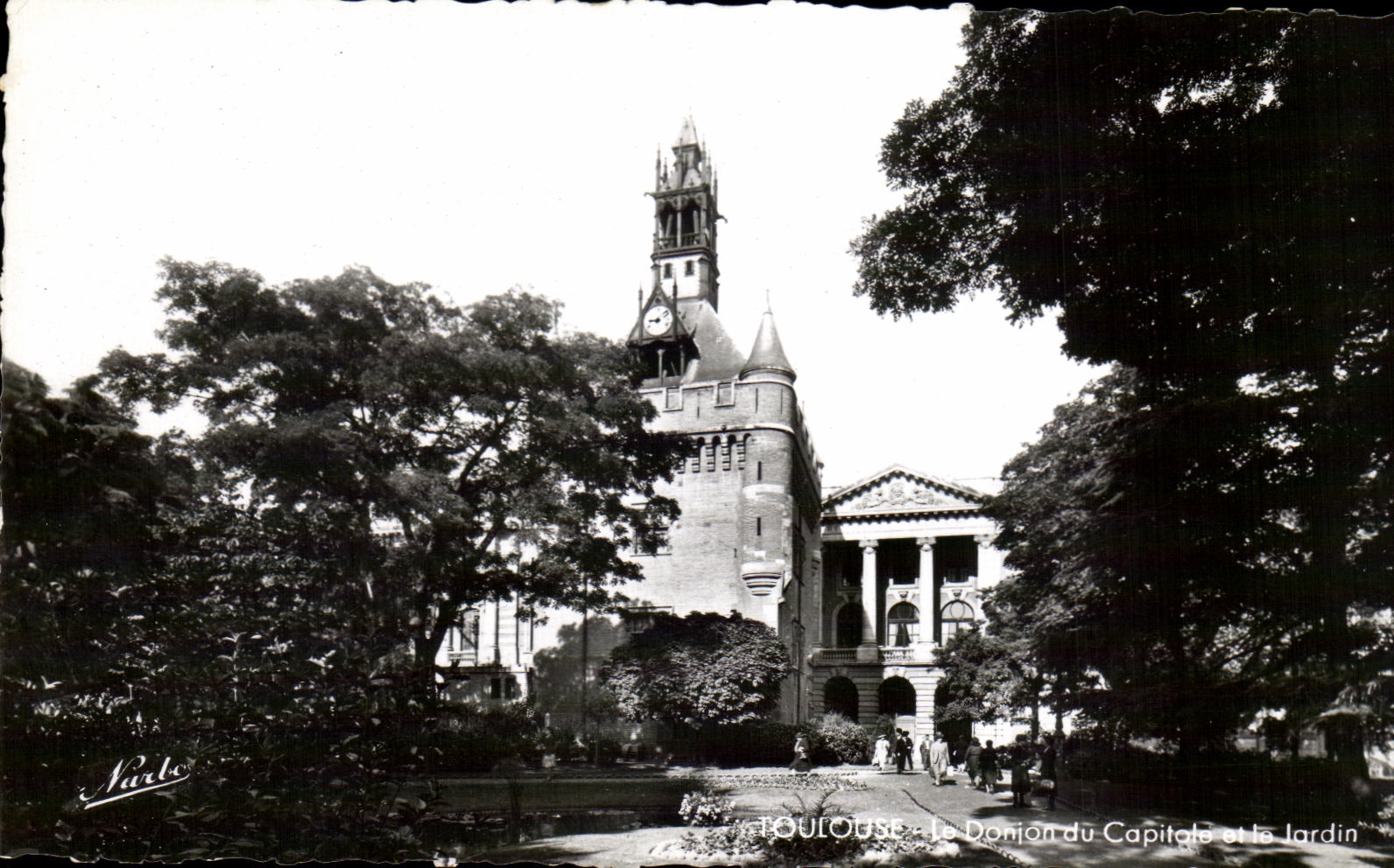CPA Toulouse Le Donjon du Capitole et le jardin