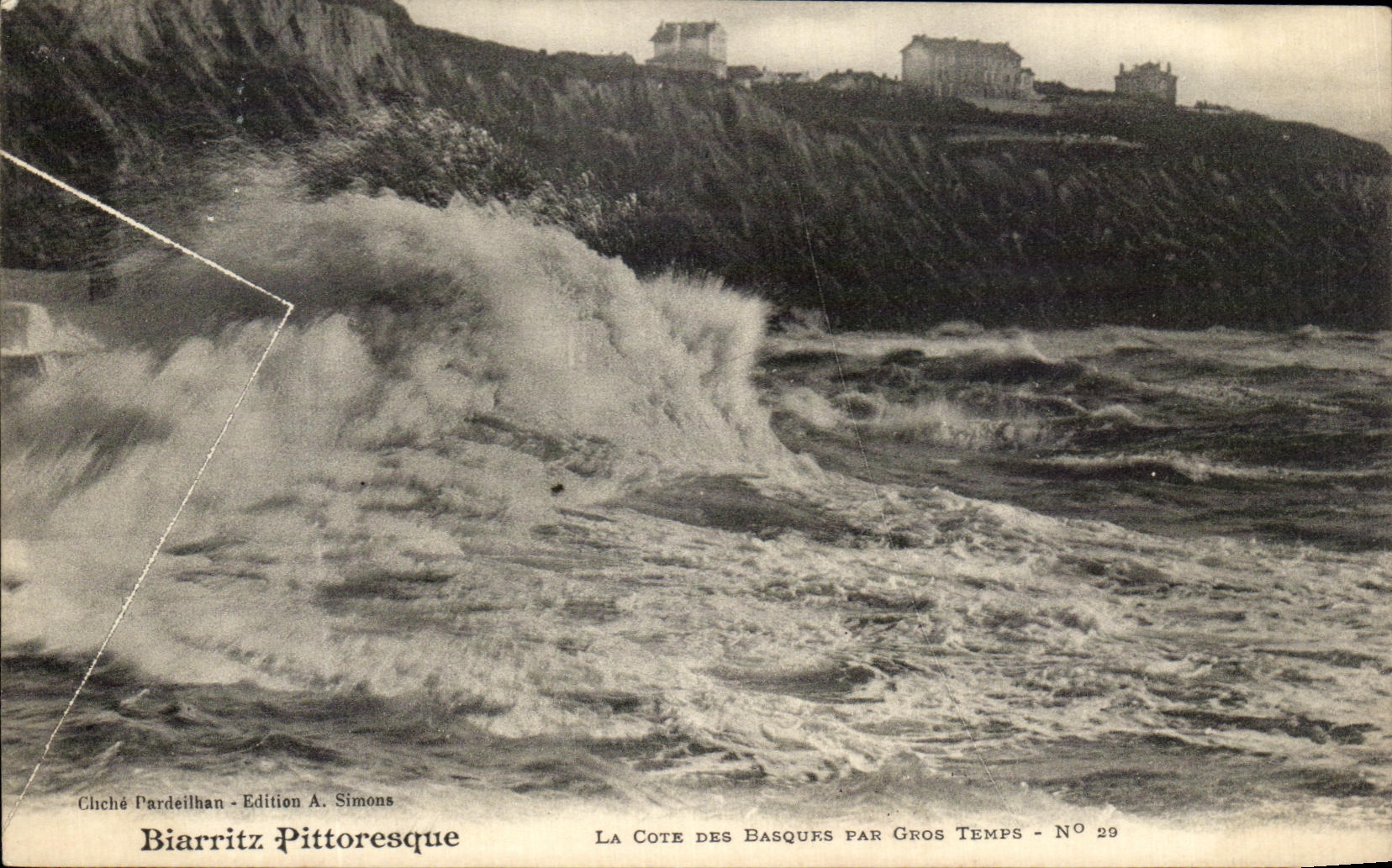 CPA Biarritz Pittoresque la Cote Des Basques par gros temps