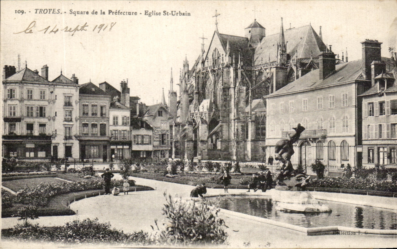 CPA Troyes Square de la Prefecture Eglise St Urbain