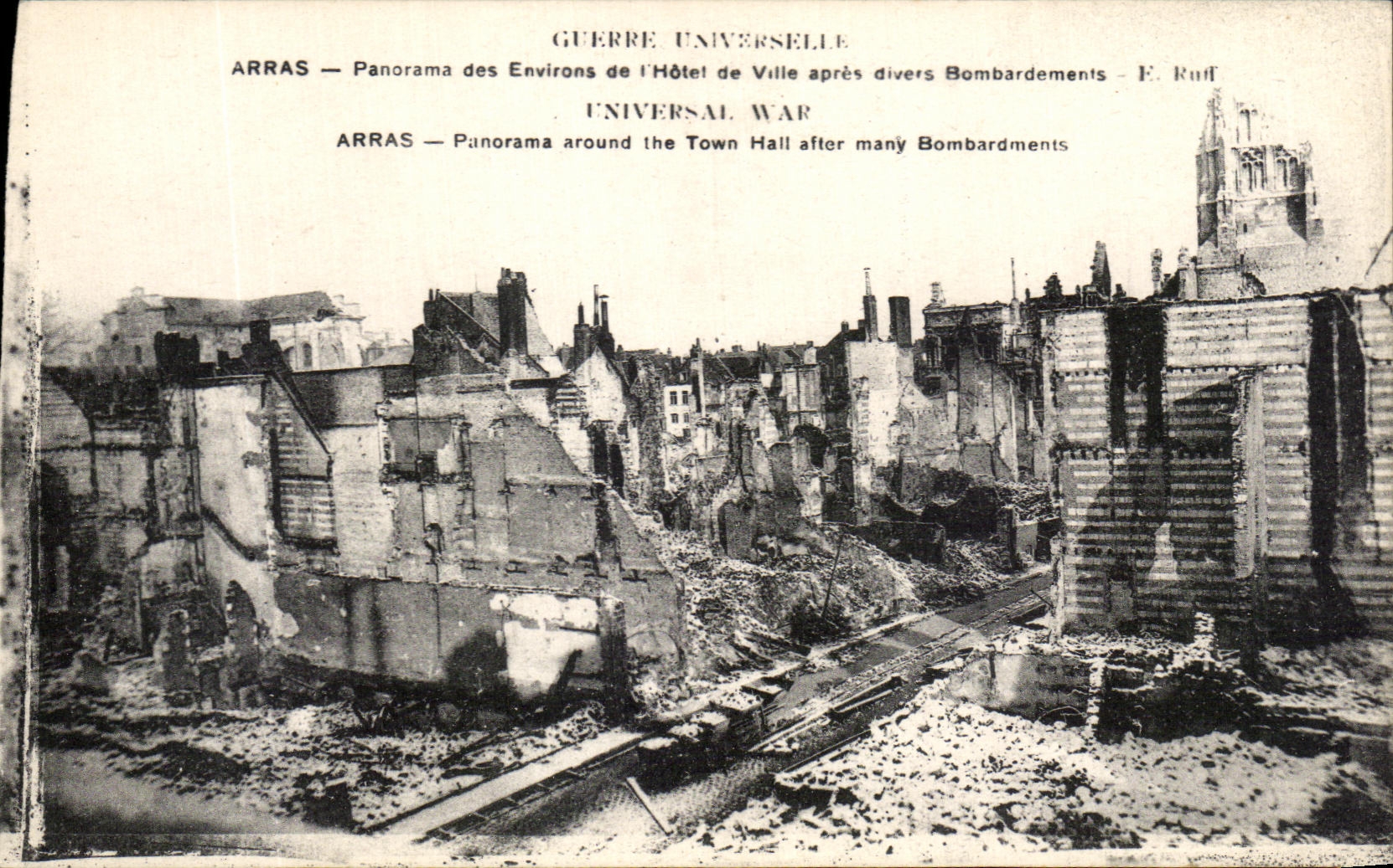 CPA Arras Panorama des Environs de l'Hotel de Ville apres divers Bombardements Militaria