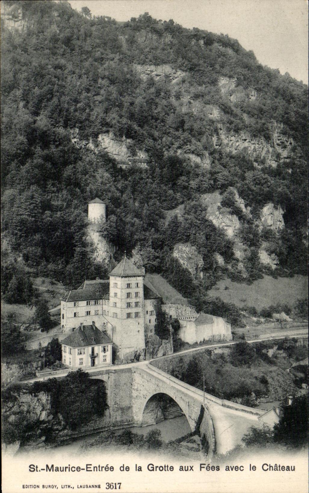 CPA St Maurice Entree de la Grotte aux Fees avec le Chateau