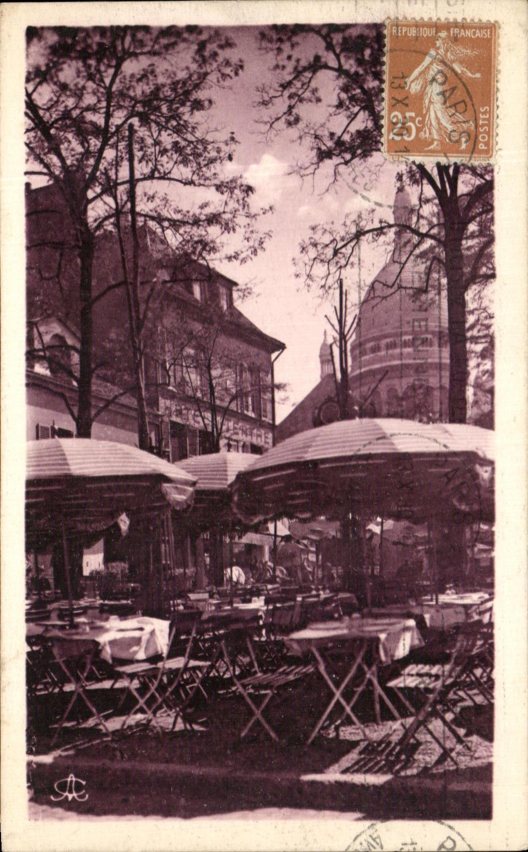 CPA Paris Montmartre the Place of the Hillock Crowns Heart