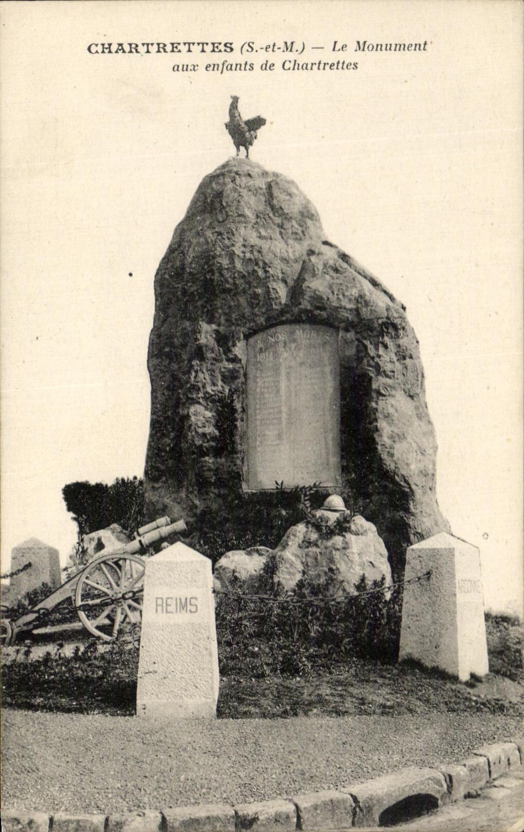 CPA Chartrettes the Monument with the children of Chartrettes Militaria Cock