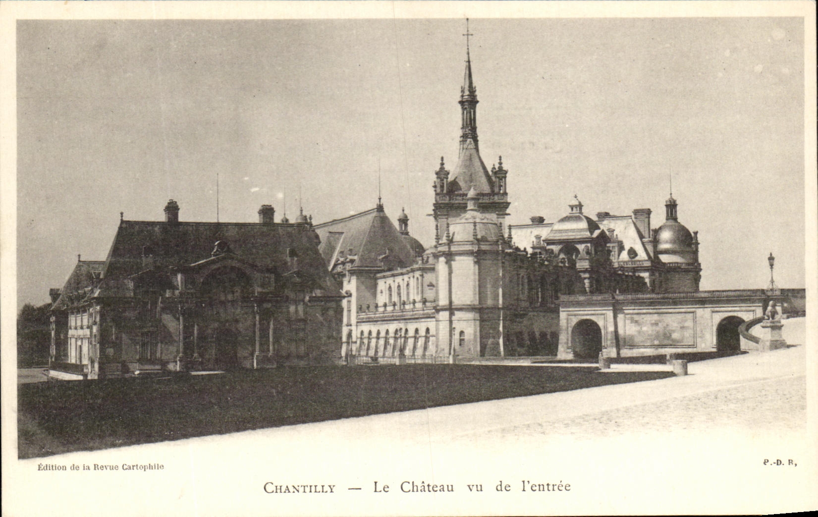 CPA Chateau de Chantilly Vu de L'entree