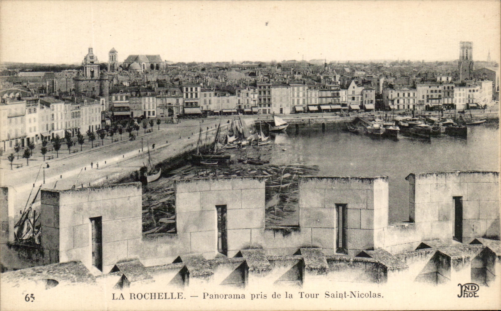 CPA La Rochelle Panorama Taken of the Tower Saint Nicolas Boats