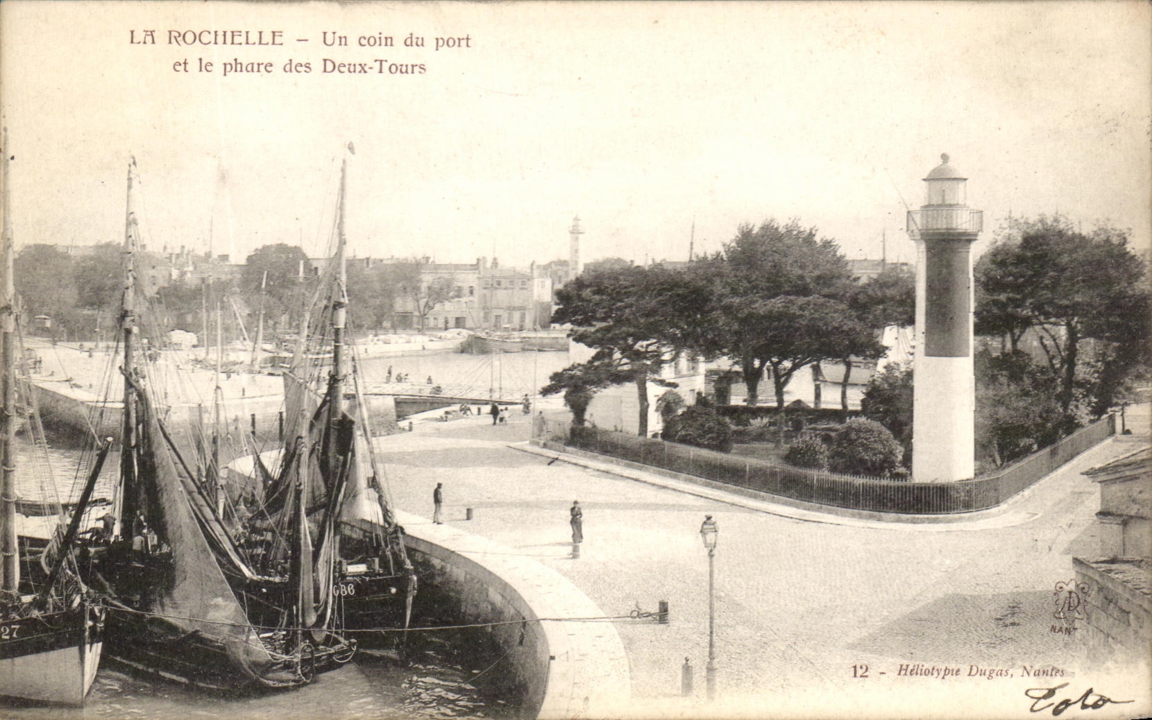 CPA La Rochelle a Corner of the Port And the Lighthouse of the two Tours Boats