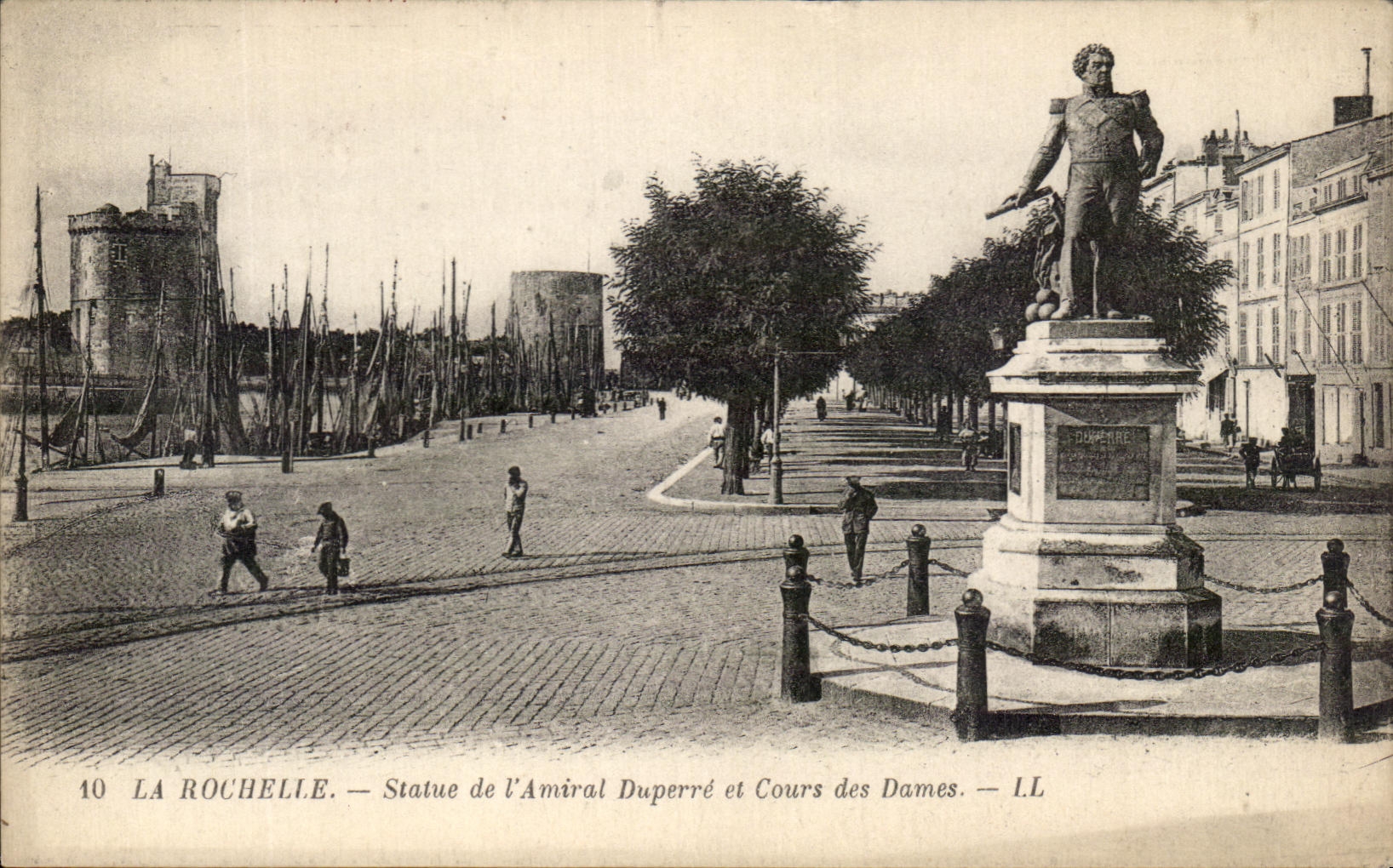 CPA La Rochelle Statue of the admiral Duperre and course of the ladies