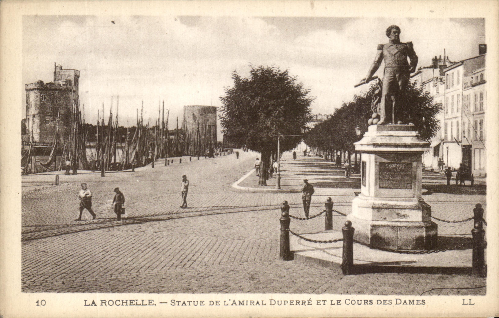 CPA La Rochelle Statue Of the Admiral Duperre And the Course Of the Ladies