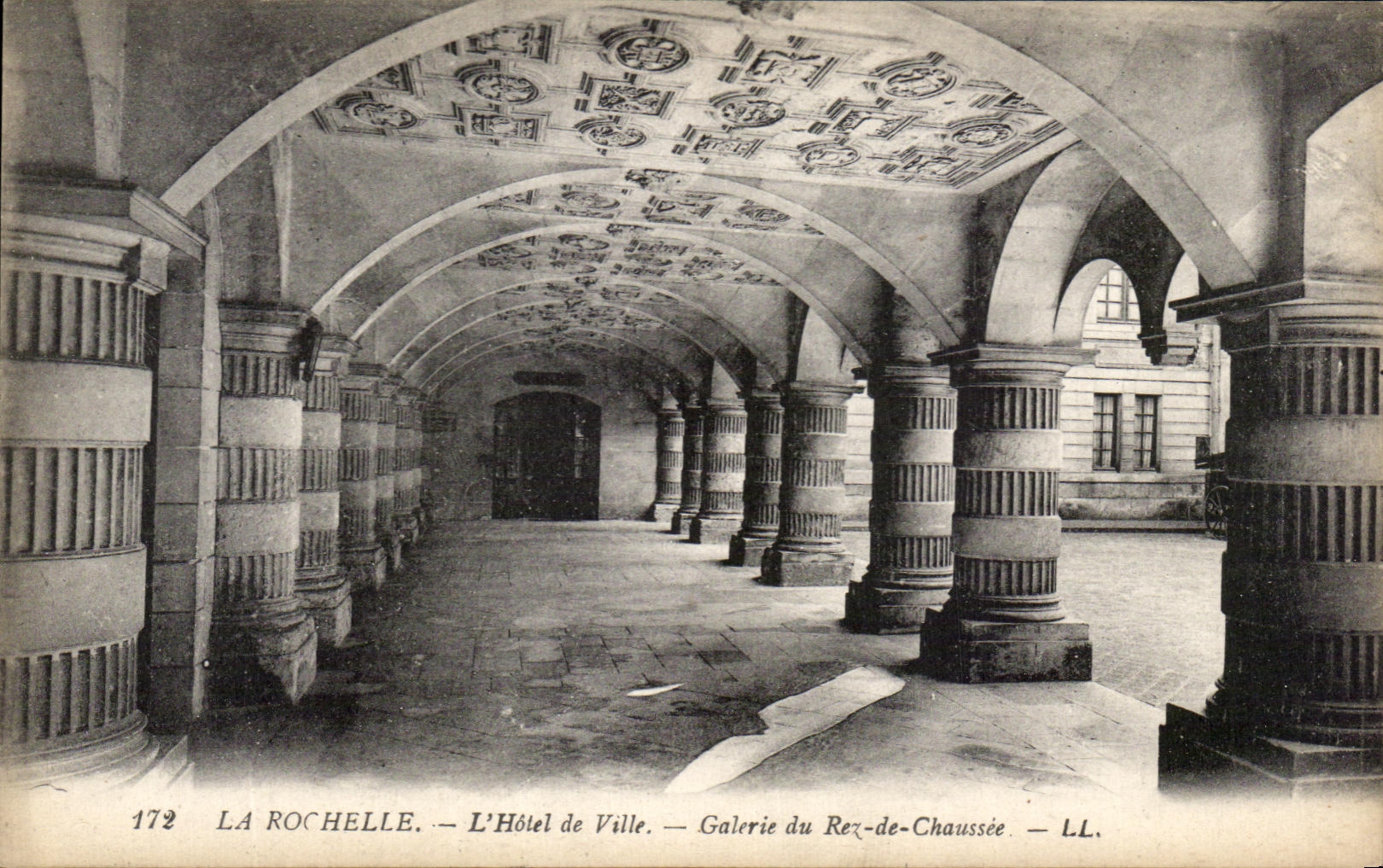 CPA La Rochelle the Town hall Gallery of Rez de Chausse