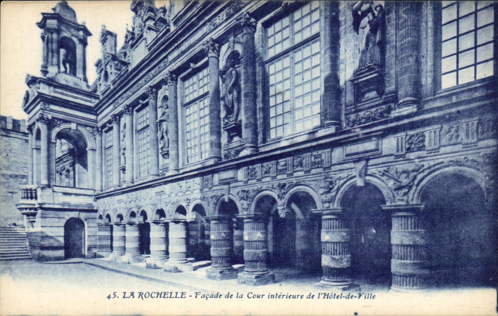 CPA La Rochelle Frontage of the Interior Court of the Town hall
