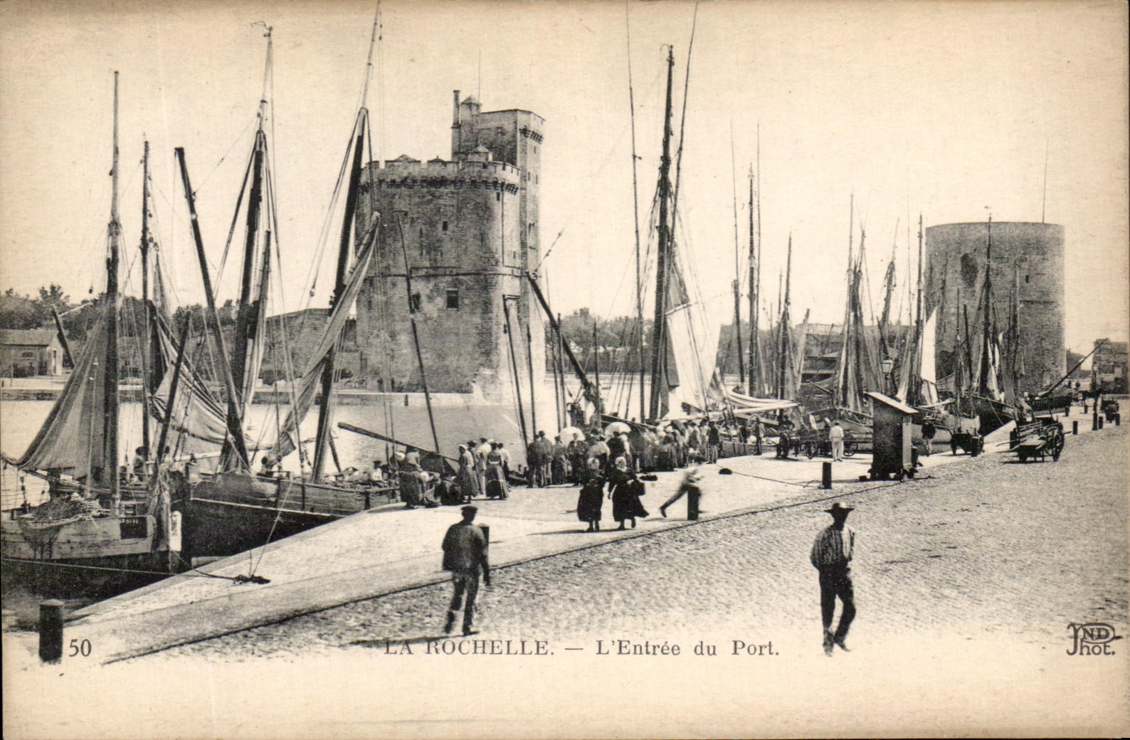 CPA La Rochelle Entrance of the Port Boats Fishes