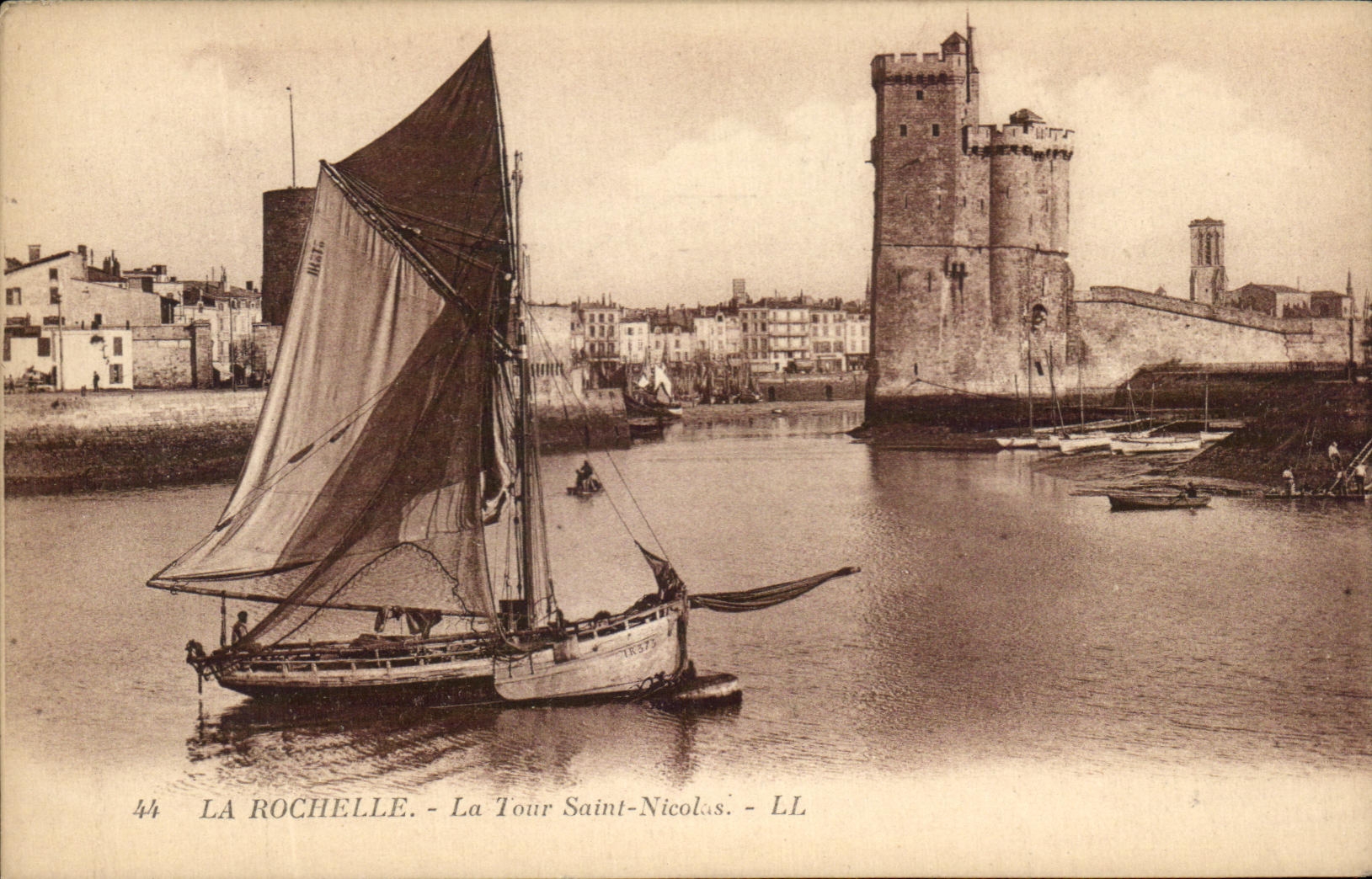 CPA La Rochelle the Tower Saint Nicolas Boat