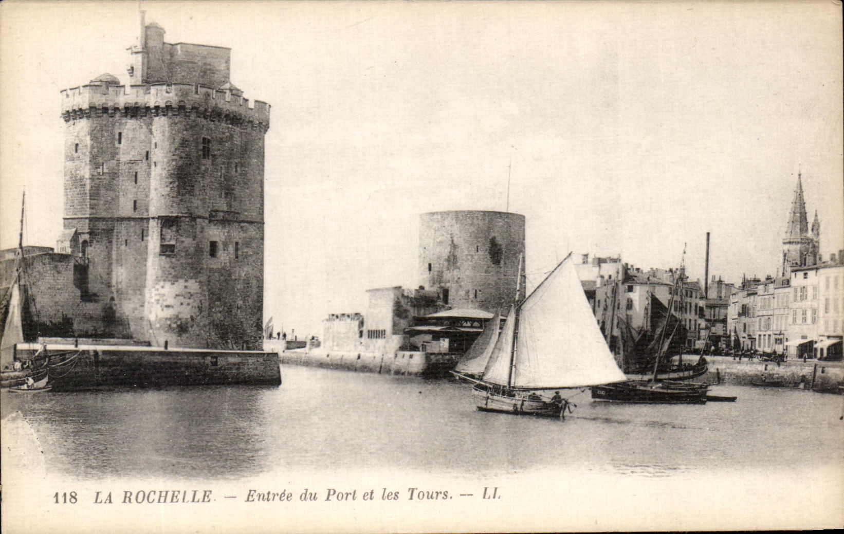 CPA La Rochelle Entrance of the Port and Tours the Boats