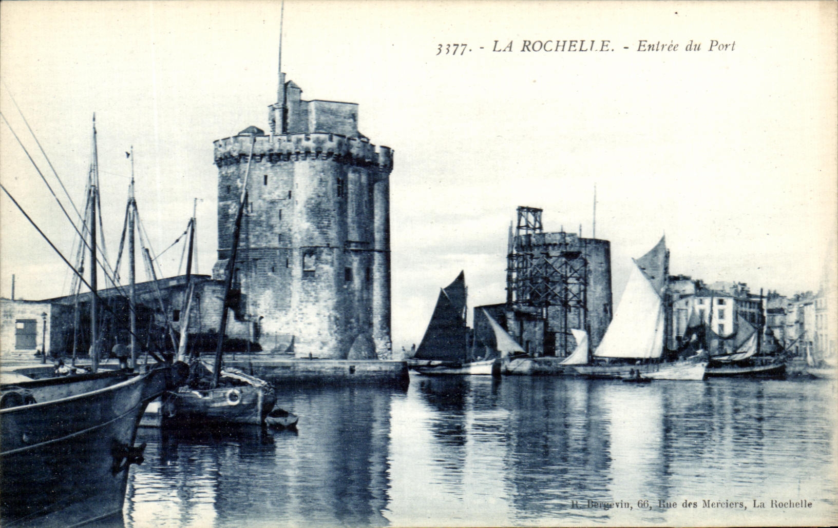 CPA La Rochelle Entrance of the Port Boats