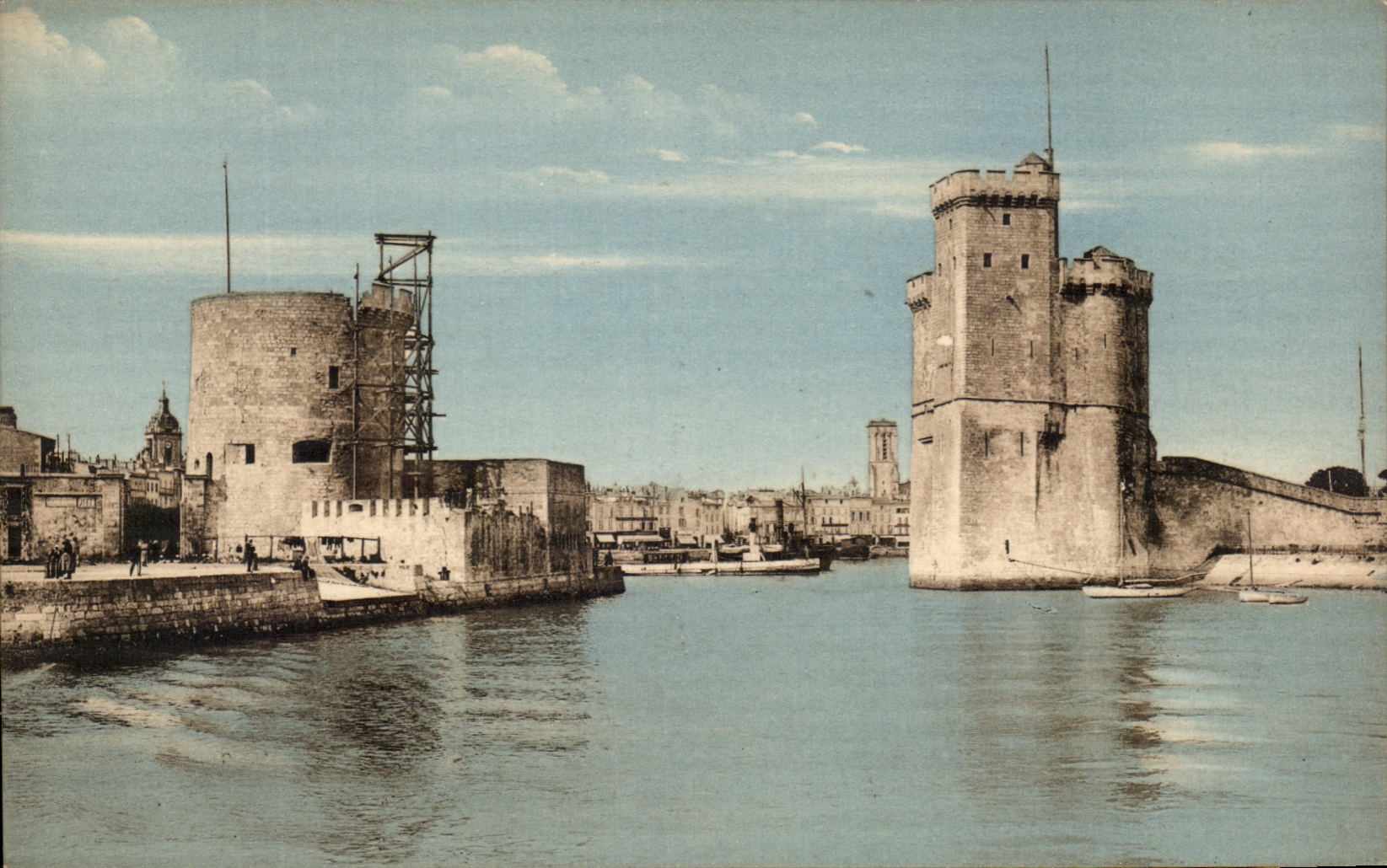 CPA La Rochelle Entrance of the Port