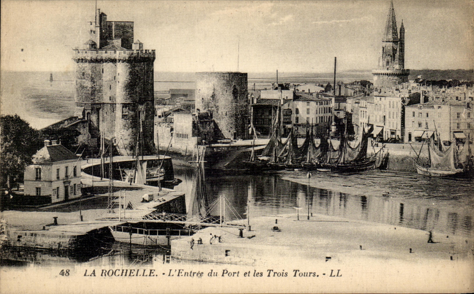 CPA La Rochelle Entrance of the Port and the Three Tours Boats