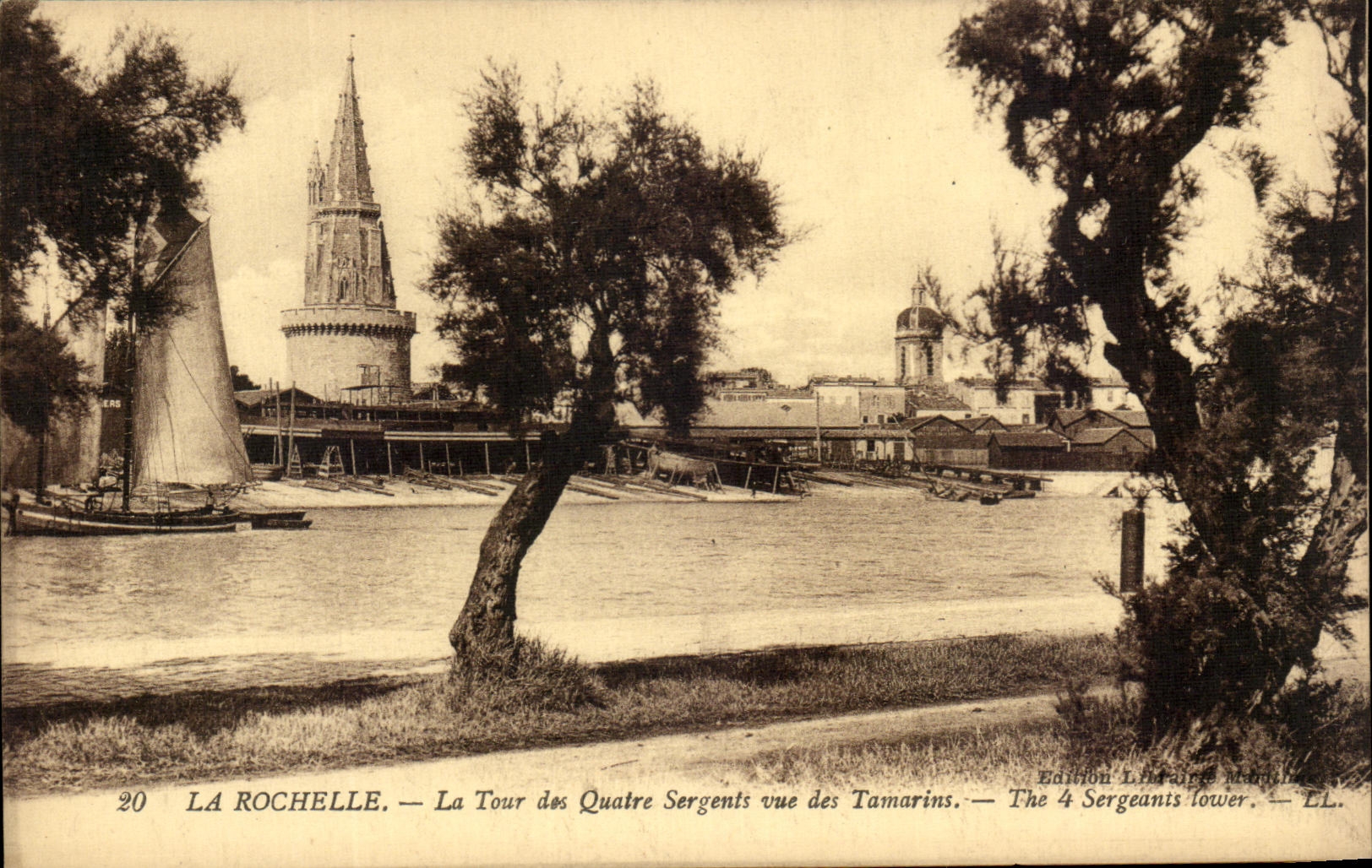 CPA La Rochelle the Tower of the Four Sergeants seen of Tamarins Boats
