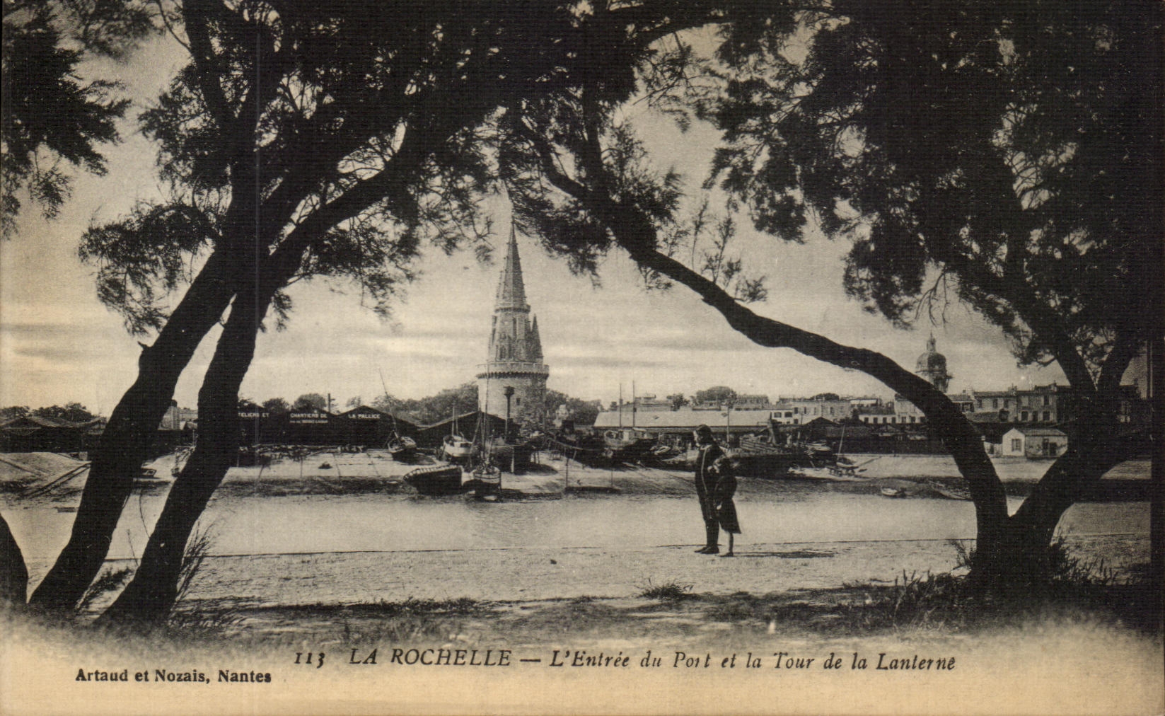CPA La Rochelle Entrance of the Port and the Tower of the Lantern