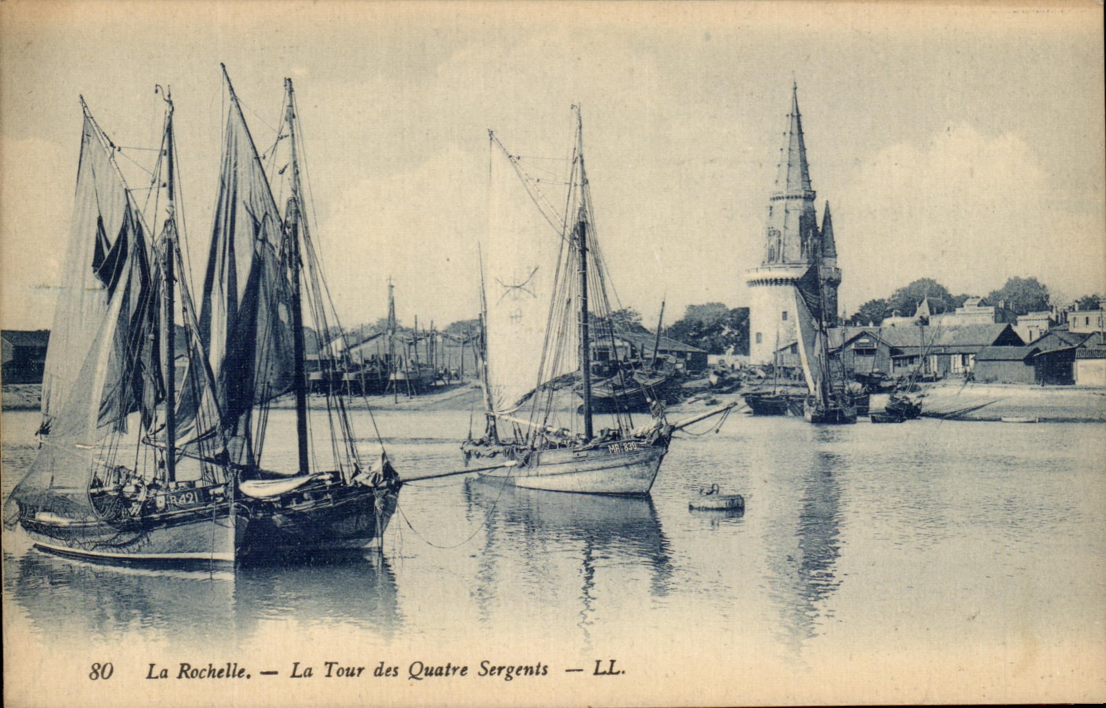 CPA La Rochelle the Tower of the Four Sergeants Boats
