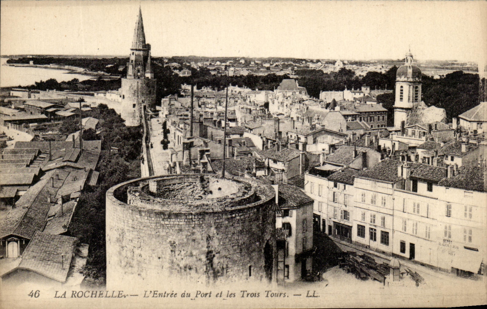 CPA La Rochelle Entrance of the Port and Tours
