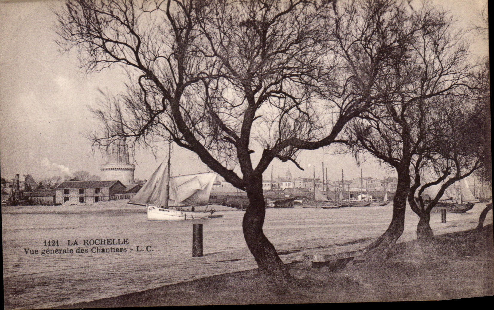 CPA La Rochelle View Of the Building sites Boats