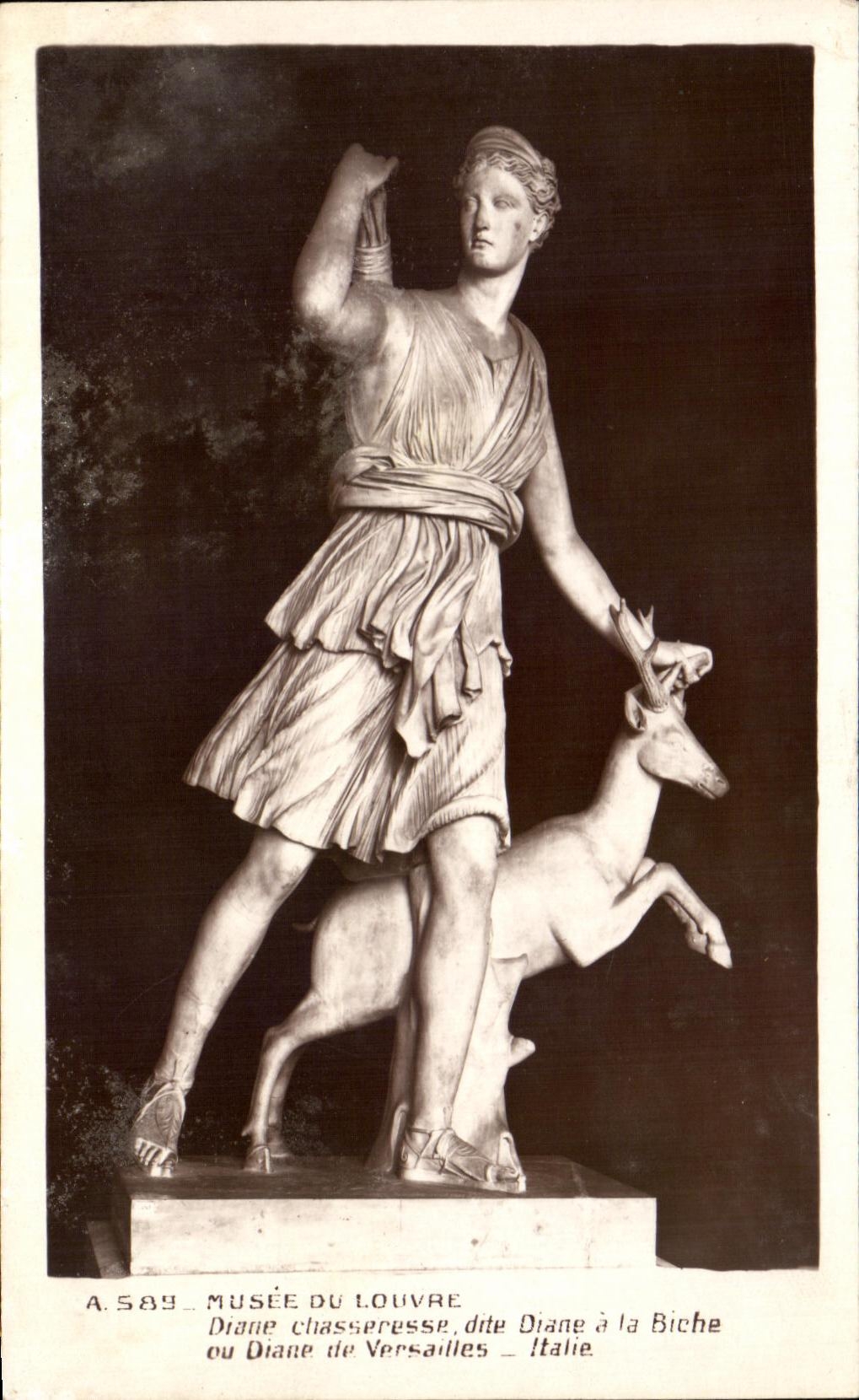 CPA Musee Du Louvre Paris Diane Chasseresse dite Diane a la Biche Versailles