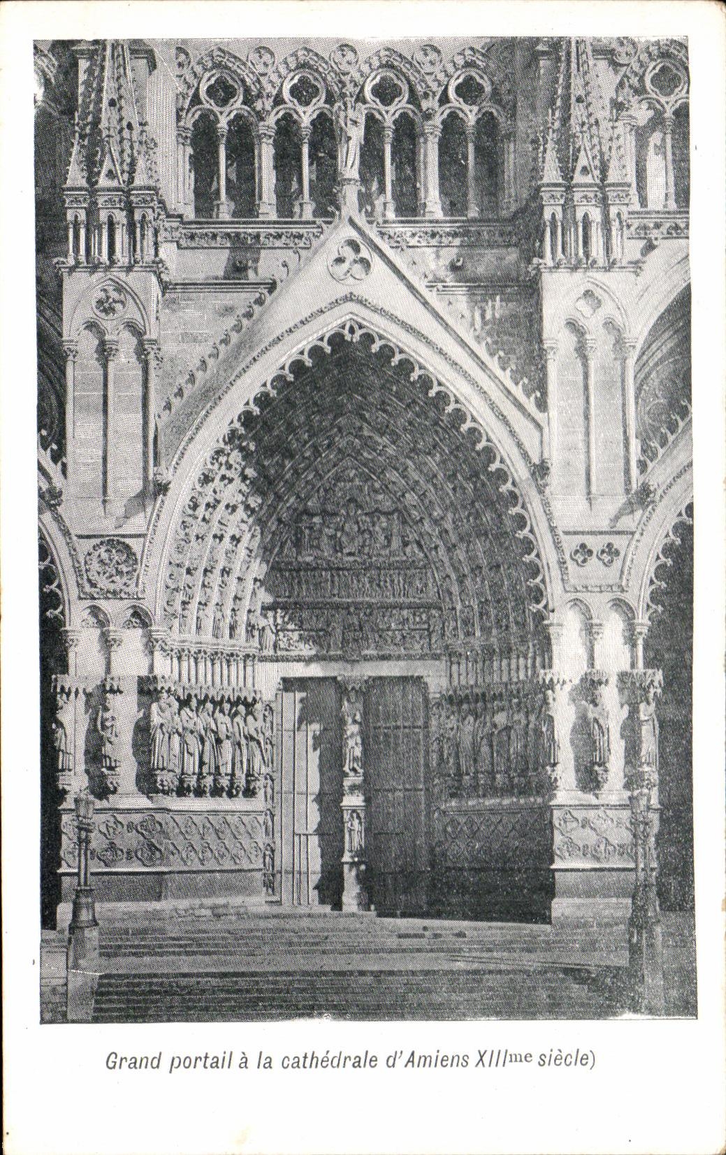 CPA Large gate with the Cathedral of Amiens