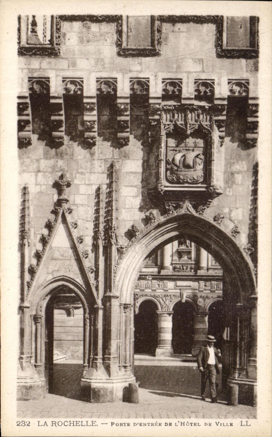 CPA La Rochelle Main door Of Hotel De City