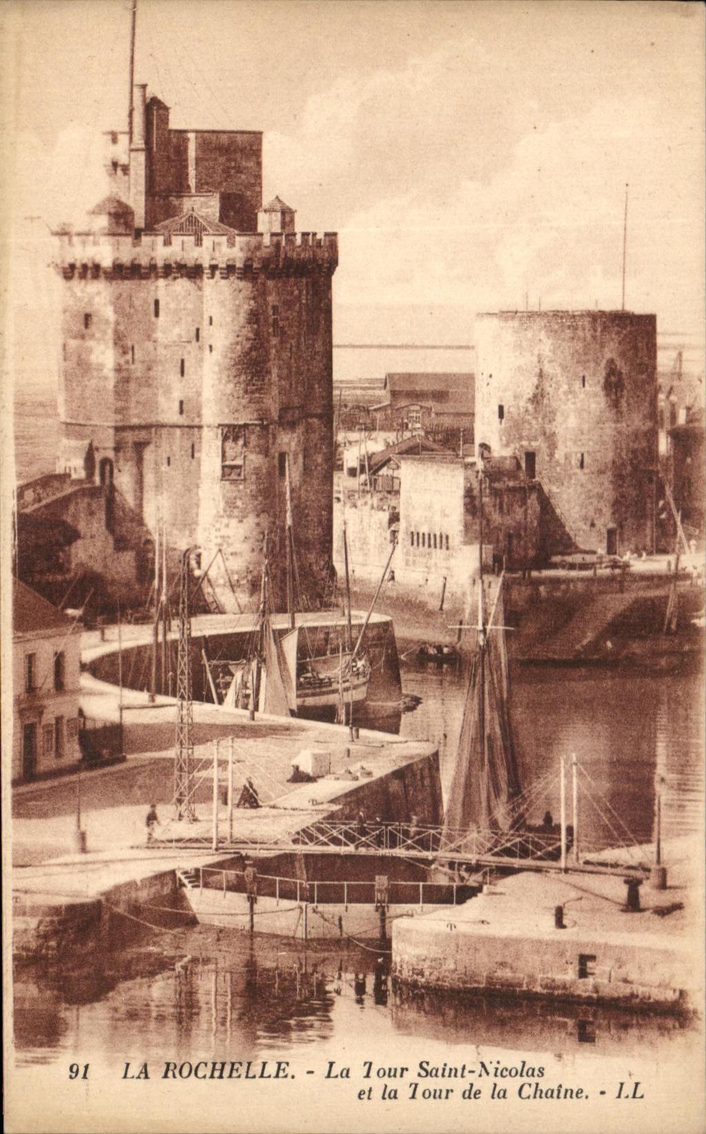 CPA La Rochelle the Tower Saint Nicolas and the Tower of the Chain Boat