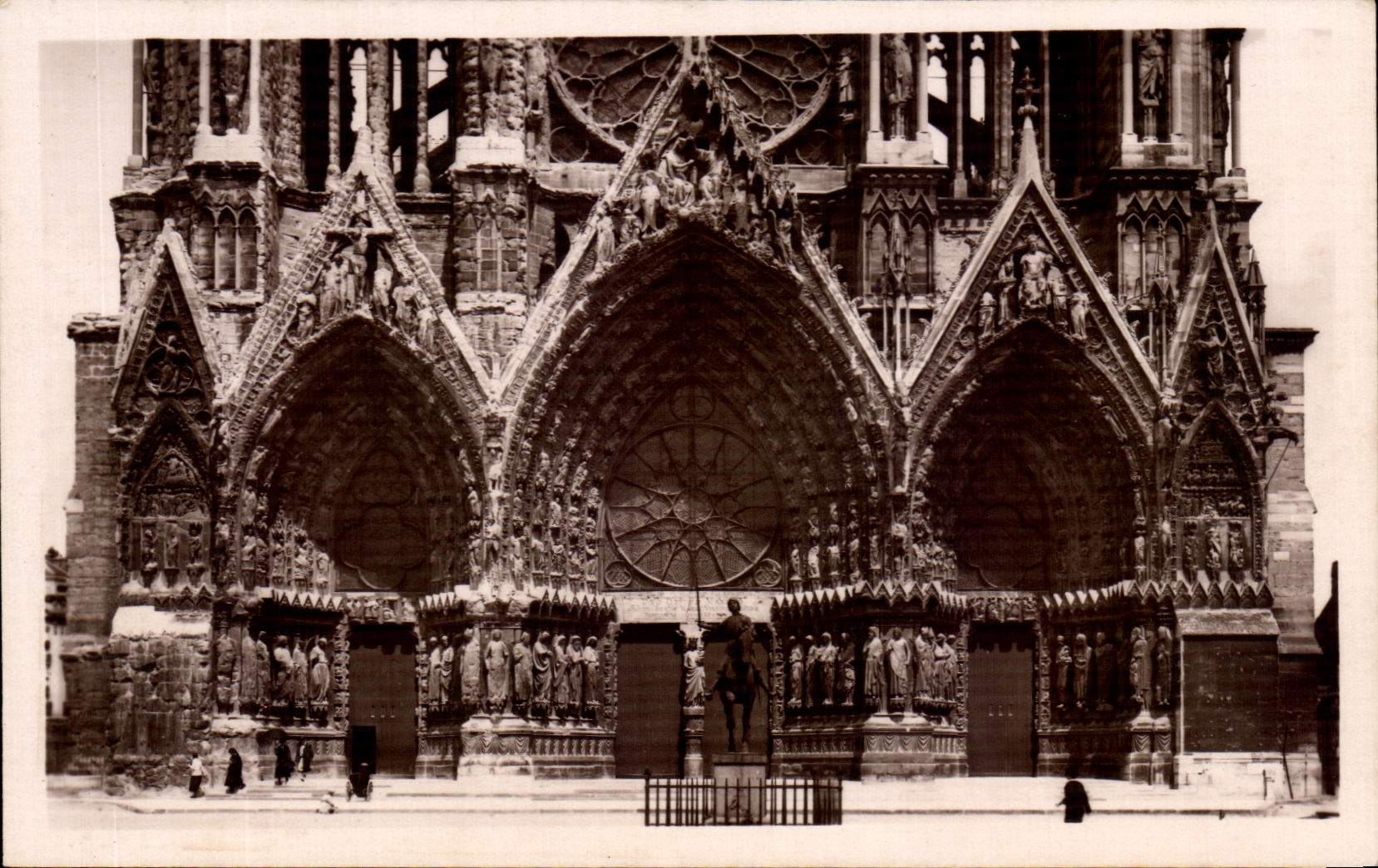 CPA Reims La Cathedral And Monument Jeanne d' Arc